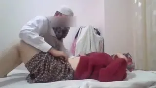 Hoca Kadının içindeki kötülükleri şeytanları sikerek çıkartıyor.